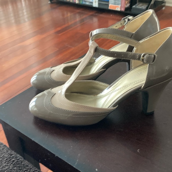 Naturalizer Tan and Gray T-Strap Heels - Picture 3 of 8